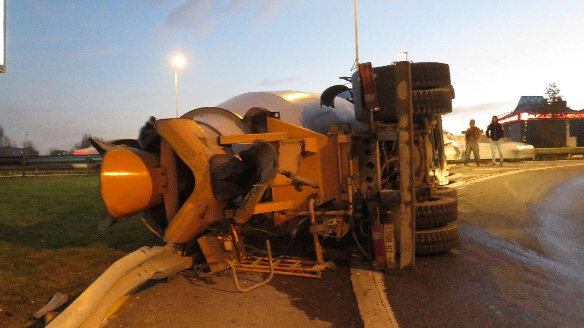 Concrete mixer, which could not take the bend, was overturned in Ümraniye!