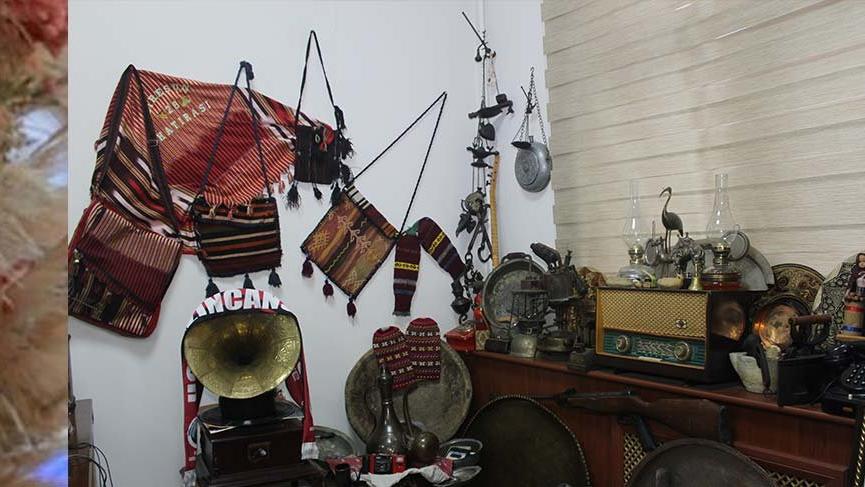 He transformed his office into a museum with the historical objects he collected for years.