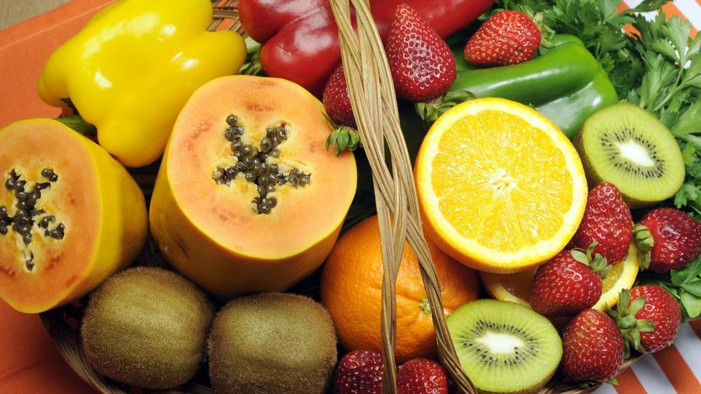 What are the symptoms of vitamin C deficiency? How is it treated?