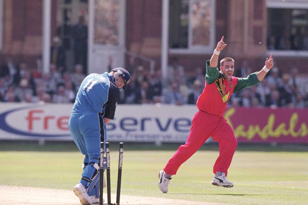 كان Heath Streak أحد نجوم الحملة ، حيث حصل على 10 ويكيت من 5 مباريات في 19.10 كان Heath Streak أحد نجوم الحملة ، حيث حصل على 10 ويكيت من 5 مباريات في 19.10