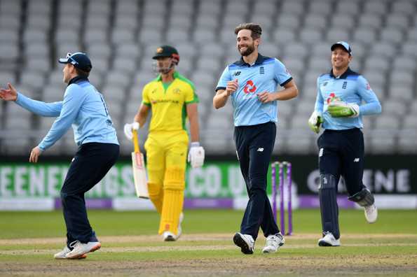 وصل Woakes إلى المركز الرابع كأفضل مهنة في تصنيفات ODI للاعبي البولينج بعد الانتهاء بستة ويكيت في سلسلة ODI إنجلترا وأستراليا وصل Woakes إلى المركز الرابع كأفضل مهنة في تصنيفات ODI للاعبي البولينج بعد الانتهاء بستة ويكيت في سلسلة ODI إنجلترا وأستراليا