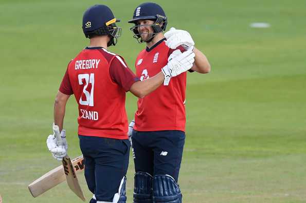 ساعد موقف Morgan's 112 مع Dawid Malan إنجلترا على تجاوز الخط بخمس شحنات لتجنيبها. ساعد موقف Morgan's 112 مع Dawid Malan إنجلترا على تجاوز الخط بخمس شحنات لتجنيبها.