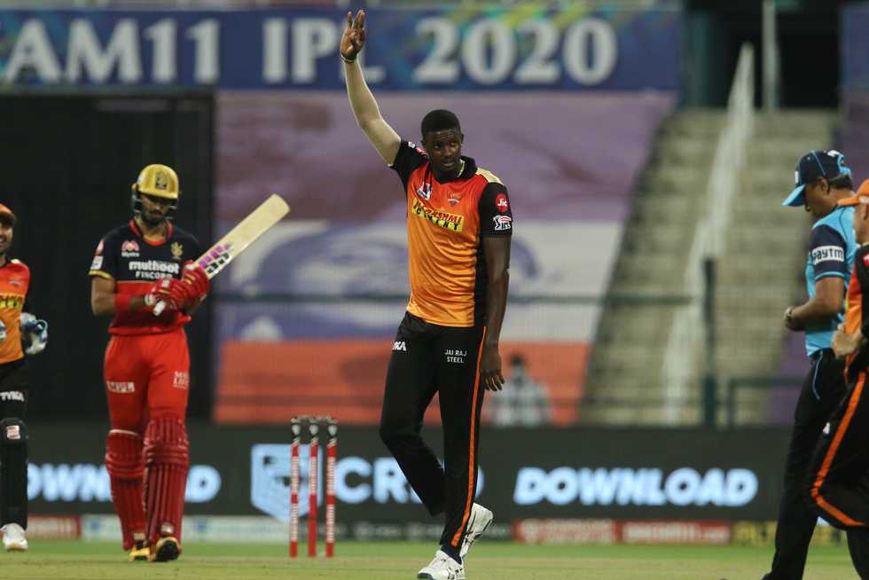 التقط هولدر ثلاثة نصيبات في لعبة Eliminator ، قبل أن يدخل بقوة 24 * في شراكة رابحة مع Williamson. التقط هولدر ثلاثة نصيبات في لعبة Eliminator ، قبل أن يدخل بقوة 24 * في شراكة رابحة مع Williamson.