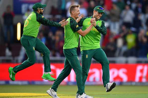ستستضيف جنوب إفريقيا إنجلترا في ثلاث مباريات ODI وثلاث T20Is. ستستضيف جنوب إفريقيا إنجلترا في ثلاث مباريات ODI وثلاث T20Is.