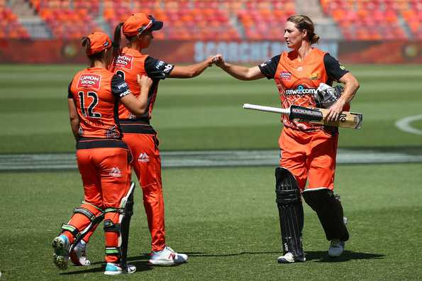 ديفاين هو صاحب أعلى الدرجات لـ Scorchers بـ 54 كرة ولم يهزم 77 ديفاين هو صاحب أعلى الدرجات لـ Scorchers بـ 54 كرة ولم يهزم 77