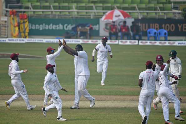 اختار فريق The West Indies offspinner خماسه الثاني في اختبار الكريكيت في مسرحية اليوم الثالث